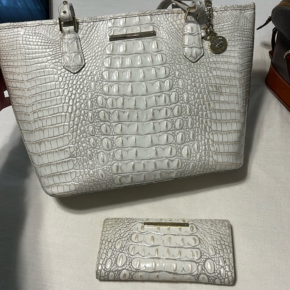 EUC Brahmin medium Asher purse and Ady wallet Ivory and goldish detail